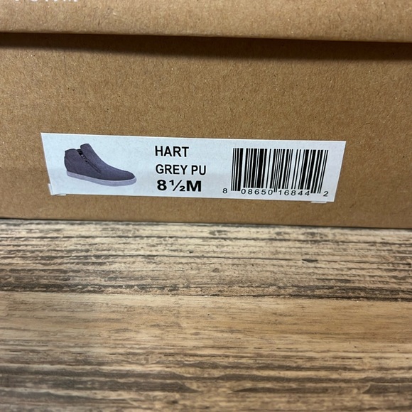 CUSHIONAIRE Women's Hart Hidden Wedge Sneaker in Grey New - Picture 8 of 8